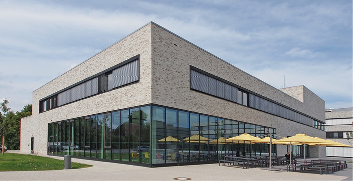 



Klare Linien zeichnen den neuen Hochschulbau aus
