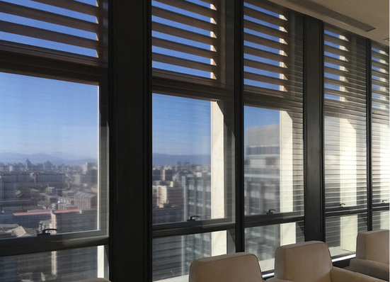 



Durch den neuen Blendschutz entstehen für die Mitarbeiter der AIIB optimale Arbeitsplatzbedingungen. 
