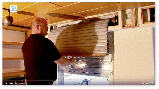 
Die komplette Erneuerung des Rollladenpanzers und/oder die nachträgliche Motorisierung können viele Schritte in Bezug auf die Zertifizierung und die notwendigen Dokumente erfordern. 



