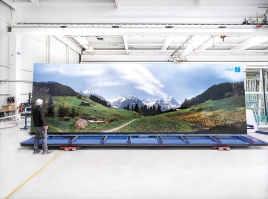 Beeindruckende Glasformate werden bei Sedak bedruckt.