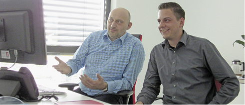 
Thomas Etscher, Leiter des 3E-Produktmanagements (l.), und Produktmanager Dominik Peukert sind überzeugt, dass die Softwarelösung zur Montageplanung Anwendern viele Vorteile bringt. 
