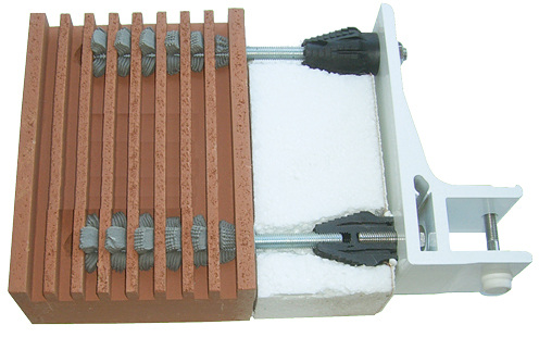 
Auch die besten Produkte nutzen nichts, wenn Herstellerhinweise nicht beachtet und falsche Arbeitsmaterialien verwendet werden. Das betrifft nicht nur die Belastbarkeit der Dübel, sondern auch die Abdichtung zum Wärmedämmputzsystem.



