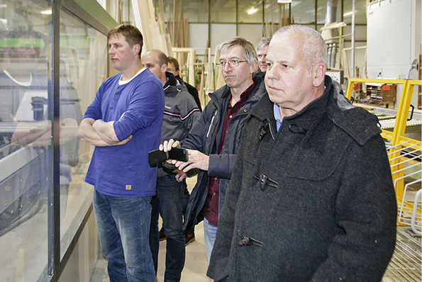 



Die Netzwerktreffen werden dazu genutzt, Einblicke in die Produktion zu erhalten – hier wird das Biesse-BAZ Winline One beobachtet. In Ebbs trafen sich die Optiwin-Partner bei Freisinger Fensterbau.
