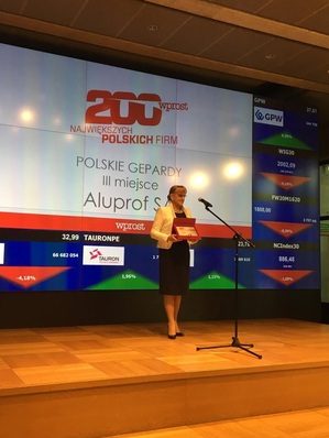 Handelsdirektorin Margaret Wojtasik nimmt die Auszeichnung des “Polnischen Geparden“ entgegen.