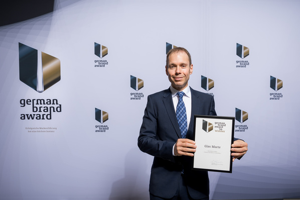 Florian Eberle, Leitung Personal und Organisation bei Glas Marte, übernimmt die Auszeichnung.