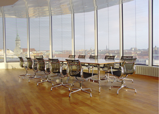 



In diesem Fall sicher ganz optimale Arbeitsbedingungen: Große Glasflächen und freie Sicht bis zum Horizont. Aber erst der eingesetzte Sonnenschutz macht den Raum überhaupt nutzbar. Ohne diesen wäre es nur eine Frage der Zeit, wann die sommerliche Überhitzung eintreten würde. Das gilt für alle Gebäude, egal ob Büro- oder Wohnhaus.
