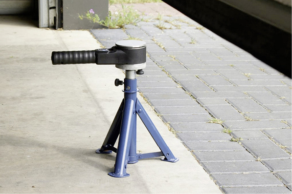 
Mit der Messkeule kann der Monteur bei der Erstprüfung oder nachfolgenden jährlichen Prüfung schnell und einfach feststellen, ob die Schließkräfte am Tor im zulässigen Bereich von unter 400 N liegen. 



