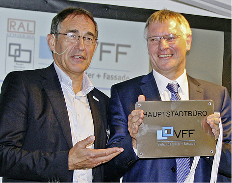 



Bernhard Helbing übergibt in Palma de Mallorca das Zepter des VFF-Präsidiums an Detlef Timm.
