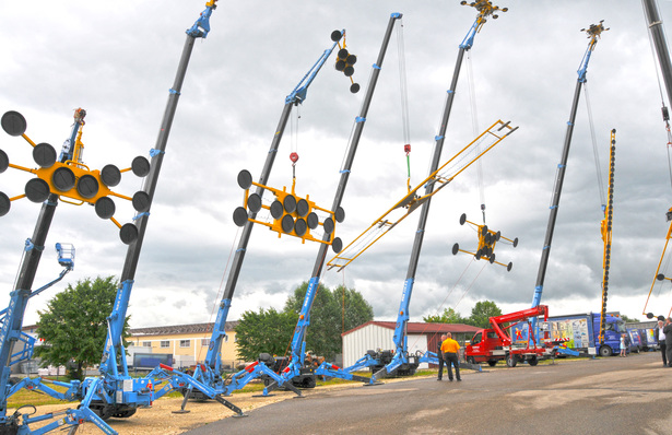 Dem Himmel entgegengestreckt präsentierte Heavydrive zum 10. Jubiläum seine Hebe- und Transporttechnik.