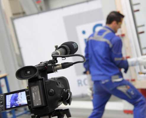 Ertappt! — Der “Normeinbrecher“ wird bei seiner Arbeit gefilmt.