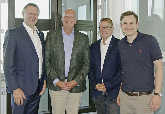 



Trafen sich zum Sommerinterview mit der GLASWELT (v. l.): Detlef Timm, Martin Meesenburg, Robert Leinert (Leiter Produktmanagement bei Meesenburg) und Bastian Timm.
