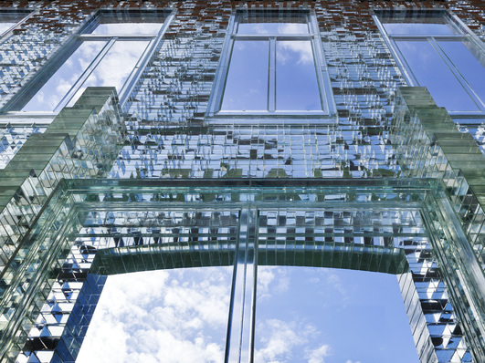 Sieht aus wie ein Eispalast. Selbst die Fensterrahmen sind aus Glas.