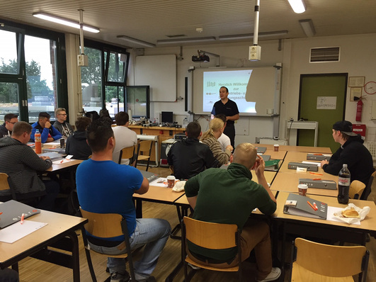 Schulungsleiter Hermann Sonntag erklärte den Azubis am Hans-Schwier-Kolleg in Gelsenkirchen den Umgang mit Antrieben und Steuerungen für jegliche Behänge und weitere Haustechnik.