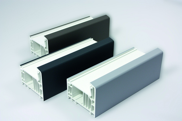 Veka Spectral ist ab Oktober 2016 verfügbar, zunächst im Farbton anthrazit ultramatt (Mitte), im 1. Quartal 2017 kommen fenstergrau ultramatt und umbra ultramatt hinzu.