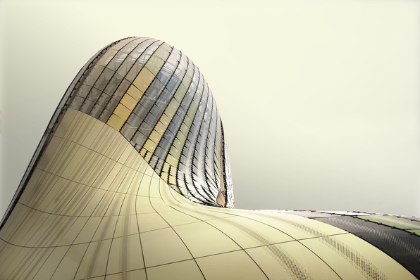 Insgesamt 900 Scheiben Guardian SunGuard Solar Gold 20 und Guardian UltraClear schmücken die “Cité du Vin“, ein neues Kulturzentrum in Bordeaux.