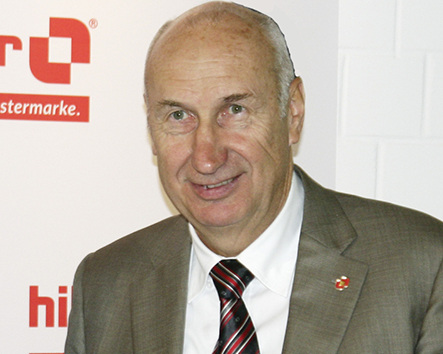 



Helmut Hilzinger kennt sich in den einzelnen Produktionsabläufen seiner Fertigungsstandorte bestens aus. Auch auf der glasstec hält man Ausschau nach den Trends der Isolierglasbranche. 
