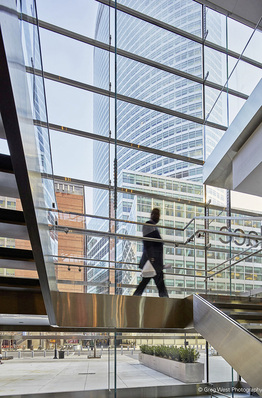 
Optimierte Konstruktion ohne viel Metall: Dank der Glasschwerter im Großformat kommen die Fassadenelemente mit wenigen Verbindungsstücken aus.
