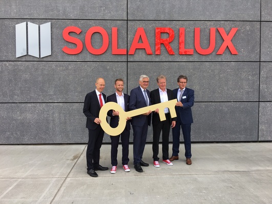Offizielle Schlüsselübergabe: Landrat Michael Lübbersmann, Stefan Holtgreife, Bürgermeister von Melle Reinhard Scholz, Herbert Hotgreife und Bürgermeister von Bissendorf Guido Halfter (v.l.n.r.).