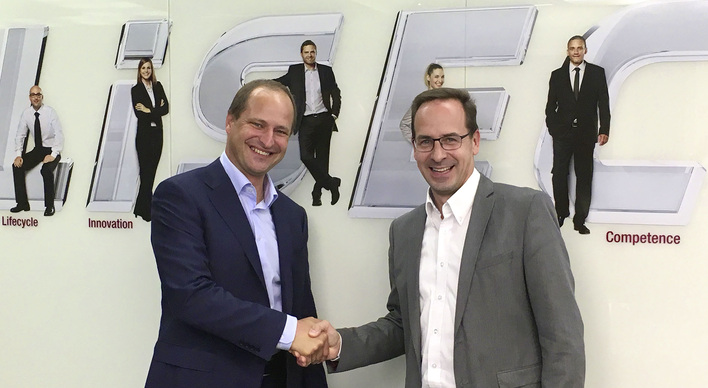Lisec CEO Othmar Sailer (l.) und Horst Schraml freuen sich über den Deal. Schraml bleibt weiterhin GF und leitet zudem die neue Lisec Business Unit “Glastechnik“.