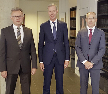 
In den vergangenen Tagen unterzeichnete Martin J. Hörmann, persönlich haftender Gesellschafter der Hörmann Gruppe (mittig), mit Berthold Schmidt-Förger von Afinum Management GmbH (rechts) den Kaufvertrag. Volkmar Döring (links) und Thomas Burghardt bleiben als Geschäftsführer der Schlotterer-Gruppe bestehen. 



