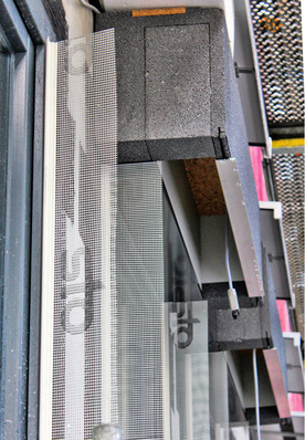 
Der Anschluss an das Fensterprofil ist bei der Isothermenberechnung ein ausschlaggebender Faktor, er wird individuell den Gegebenheiten angepasst. Vor- oder zurückspringende oder bündig gesetzte Rahmen werden maßgenau überdämmt.
