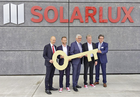 



Offizielle Schlüsselübergabe: Landrat Michael Lübbersmann, Stefan Holtgreife, Bürgermeister von Melle Reinhard Scholz, Herbert Hotgreife und Bürgermeister von Bissendorf Guido Halfter (v. l.). 
