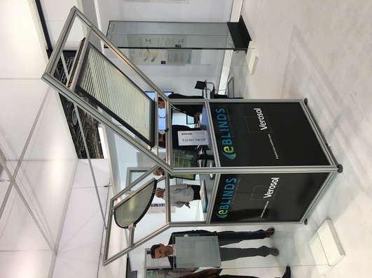 Fast wie von Zauberhand bewegen sich die zwischen die Scheiben geklebten Textil­streifen ohne jede mechanische Belastung.