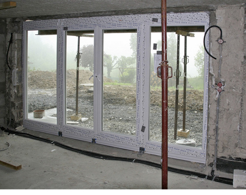 



Umlaufend befestigen ist ein Riesenthema, wenn es um die Montage von großen Fensterelementen geht. Gerade hier gilt es die geforderten Befestigungsabstände einzuhalten, um die erforderlichen Lasten in den Montagegrund richtig abtragen zu können.
