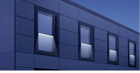 



Im Handlauf der transparenten Absturzsicherung Hueck Lambda FB integrierte LEDs schaffen attraktive Beleuchtungseffekte.
