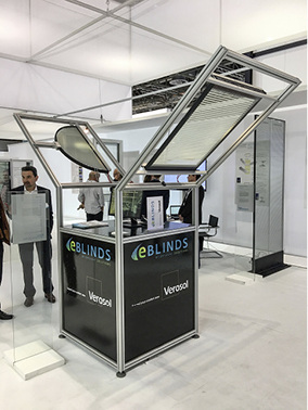 



Fast wie von Zauberhand bewegen sich die zwischen die Scheiben geklebten Textilstreifen ohne jede mechanische Belastung.
