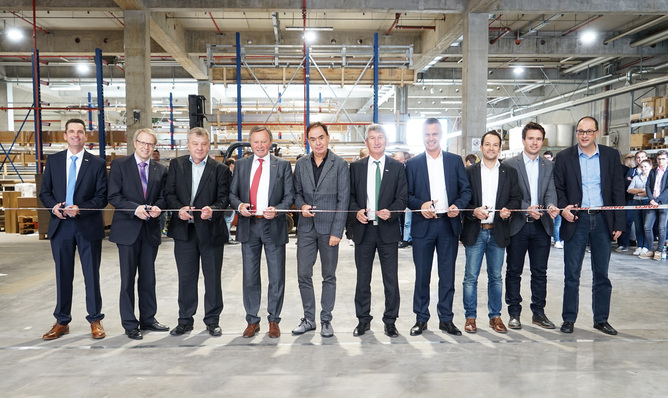 Aufbruch in neue Dimensionen: (v.l.n.r.) Herr Dr. Lackner (RAICO Geschäftsführer), Herr Dr. Winter (stellvertretender Landrat), Herr Weigele (stellvertretender Bürgermeister), Herr Inninger (RAICO Gesellschafter), Herr Vögele (RAICO Gesellschafter), Herr Hebel (RAICO Geschäftsführer), Herr Mostögl (i+R Industrie & Gewerbebau Geschäftsführer), Herr Jäger (i+R Industrie & Gewerbebau Geschäftsbereichsleiter), Herr Jankovic (i+R Industrie & Gewerbebau Projektleiter), Herr Zimmermann (Prokurist RAICO Bautechnik)