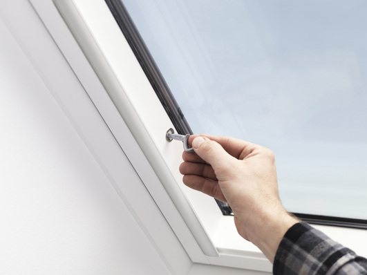 Velux Dachfenster sind von ­innen abschließbar und erfüllen die Kriterien der Widerstands­klasse RC 2.