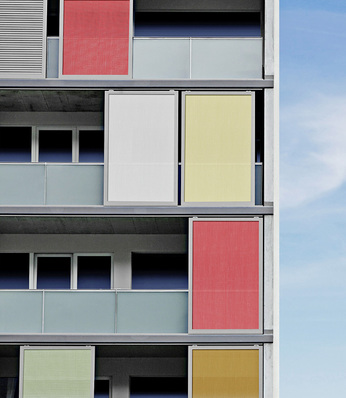 



Der außen liegende Sonnenschutz in seiner Vielfalt wird auch in Zukunft die wichtigste Rolle bei den Themen thermischer und visueller Komfort spielen.
