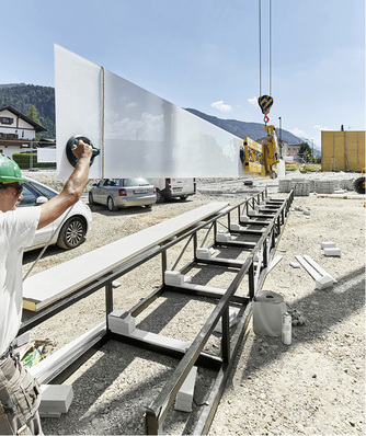 



02: Neue Produkte wie große Gläser mit Sandwichelementen zeigen, wie aus bewährten Bauprodukten neue multifunktionale Bauelemente entstehen können.
