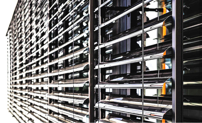 



Je nach Art der Seitenführung und Baugröße sind Raffstoren bis 25 m/s windstabil, können die wichtige Funktion der Tageslichtlenkung übernehmen und sind damit wesentlich funktioneller als textile Behänge. 
