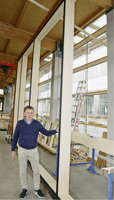 



„Für uns sind auch die besonderen Objekte interessant“: Wilhelm Schellinger neben einem Fensterelement, das in einer Berufsschule eingebaut wird. Das Element wird im Betrieb komplett fertiggestellt und verglast und anschließend mit einem Sondertransport auf die Baustelle gebracht und montiert.
