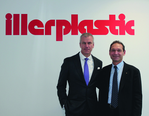 Dr. Peter Mrosik (l.), Geschäftsführender Gesellschafter von profine, bedankte sich am 15. November 2016 bei Armin Oßwald, Inhaber und Geschäftsführer der Illerplastic Firmengruppe, für die Erweiterung der Zusammenarbeit.