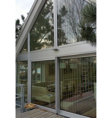 Mittels Vogelschutzfolie werden Glasscheiben als Hindernis für Vögel sichtbar.