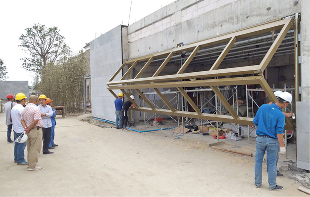 



Mithilfe der CAD-Technik konnten Baukörper und Hebefalttor perfekt aufeinander abgestimmt werden, sodass eine sehr hohe Passgenauigkeit vor Ort gegeben war. 
