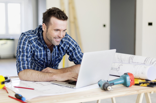 Auch Handwerker sollten informiert sein, was es für Förderprogramme für Endkunden gibt.