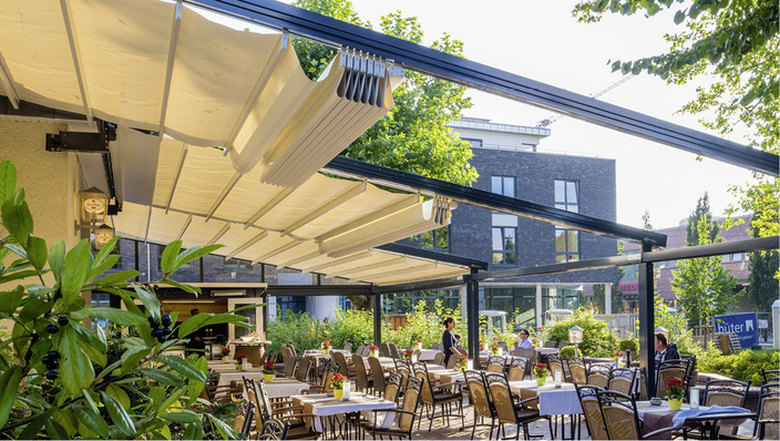 
Mit bis zu 7,8 m Ausfall bei 6 m Breite lassen sich mit der Allwetter-Pergola von Lucas Outdoor realisieren. 



