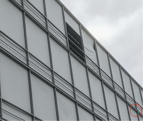 
Typischer Windeinschlag in eine ZIP-Fassade. Der Reißverschluss wird dabei aus dem Inlet gezogen oder Motoren bleiben wegen Hinderniserkennung in der Aufwärtsfahrt stehen, weil Windmelder falsch platziert sind.



