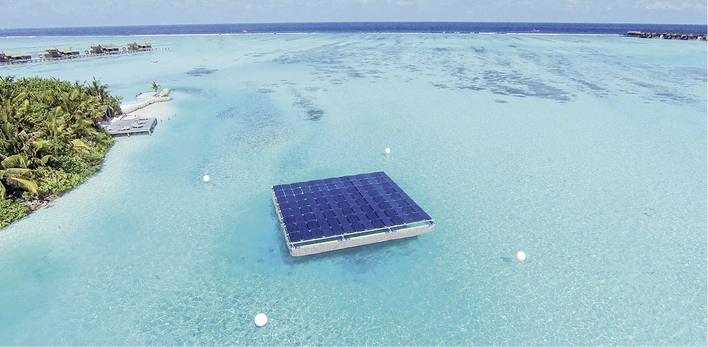 



Hier eine schwimmende Versuchsplattform auf den Malediven, die mit PV-Modulen aus 2 × 2 mm Dünnglas bestückt ist.
