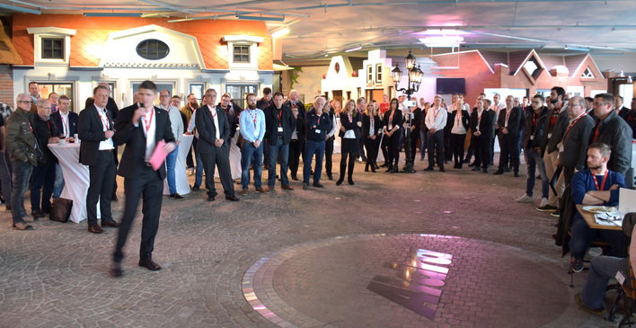 Geschäftsführer Hanjo Junkelmann begrüßt die Gäste