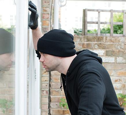 Mit Winkhaus Beschlägen zum Nachrüsten gemäß DIN 18104-2 lassen sich Einbrecher am Fenster ausbremsen.