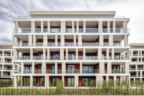 Bei den Schulungen von Q-railing erhalten Handwerker umfassendes Wissen zu Glasgeländern und deren Montage.