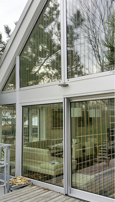 



Mittels Vogelschutzfolie werden jetzt Glasscheiben als Hindernis für die Vögel sichtbar.
