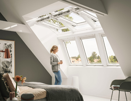 
Durch die schrägen Dachfenster des Panorama-Systems gelangt nach Auskunft des Herstellers doppelt so viel Licht in die Räume als durch senkrechte Fenster in Giebelwänden oder bei herkömmlichen Gauben.
