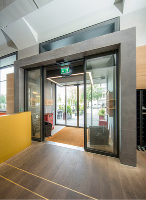 



Fluchtwegsicher: Hier ein SL-FR-Schiebetürsystem von Geze mit Slimdrive, das im Inneren des Sihlpost-Gebäudes eingebaut wurde.
