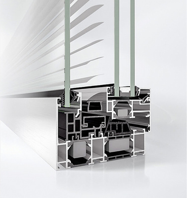 
In den Verbundfenstern ist die Integration von geschützten Sonnen- und Sichtschutzvarianten zwischen den Verbundflügeln sowohl elektrisch als auch manuell herstellbar.



